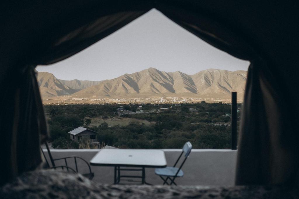 Blick auf einen Tisch und Stühle aus einem Zelt in der Unterkunft El Cubil en Potrero Chico in Hidalgo