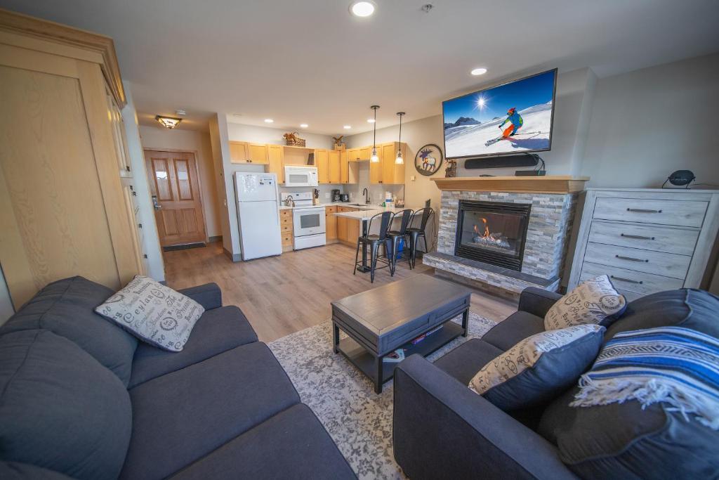 ein Wohnzimmer mit Sofa und Kamin in der Unterkunft Silver Mill 8211 by SummitCove Lodging in Keystone