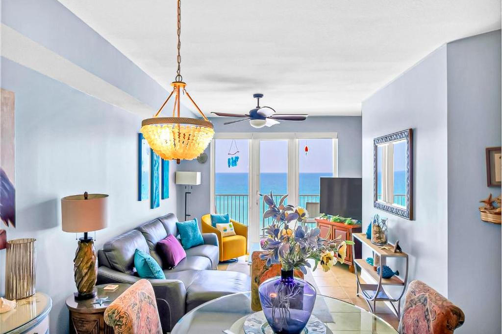 una sala de estar con un sofá y una mesa en Sea Dunes 602, en Fort Walton Beach