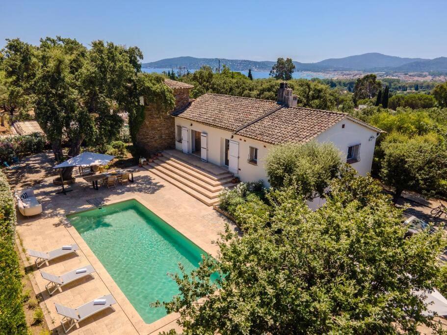 une vue aérienne d'une maison avec piscine dans l'établissement VILLA SéRéNITé, à Grimaud