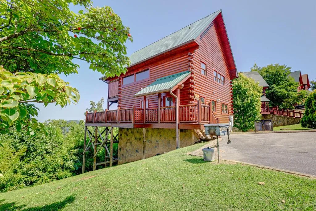 Sensational Sunset! Sevierville Home w/ Hot Tub