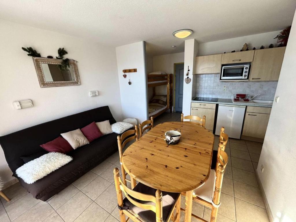 un salon avec une table et un canapé dans l'établissement Résidence Gardette - Très joli appartement accueillant 4 personnes à Réallon B12 MAE-8531, à Réallon