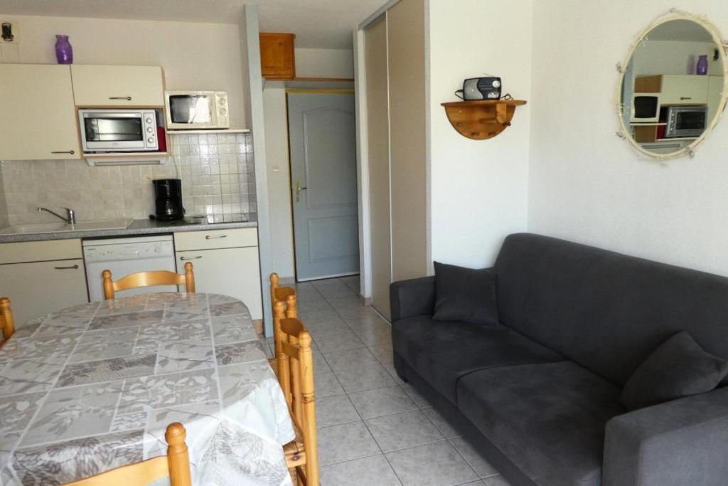 un salon avec un canapé et une table dans l'établissement Résidence Chabrieres - Bel appartement avec 2 chambres pour 6 couchages à Réallon CHAB38 MAE-8711, à Réallon