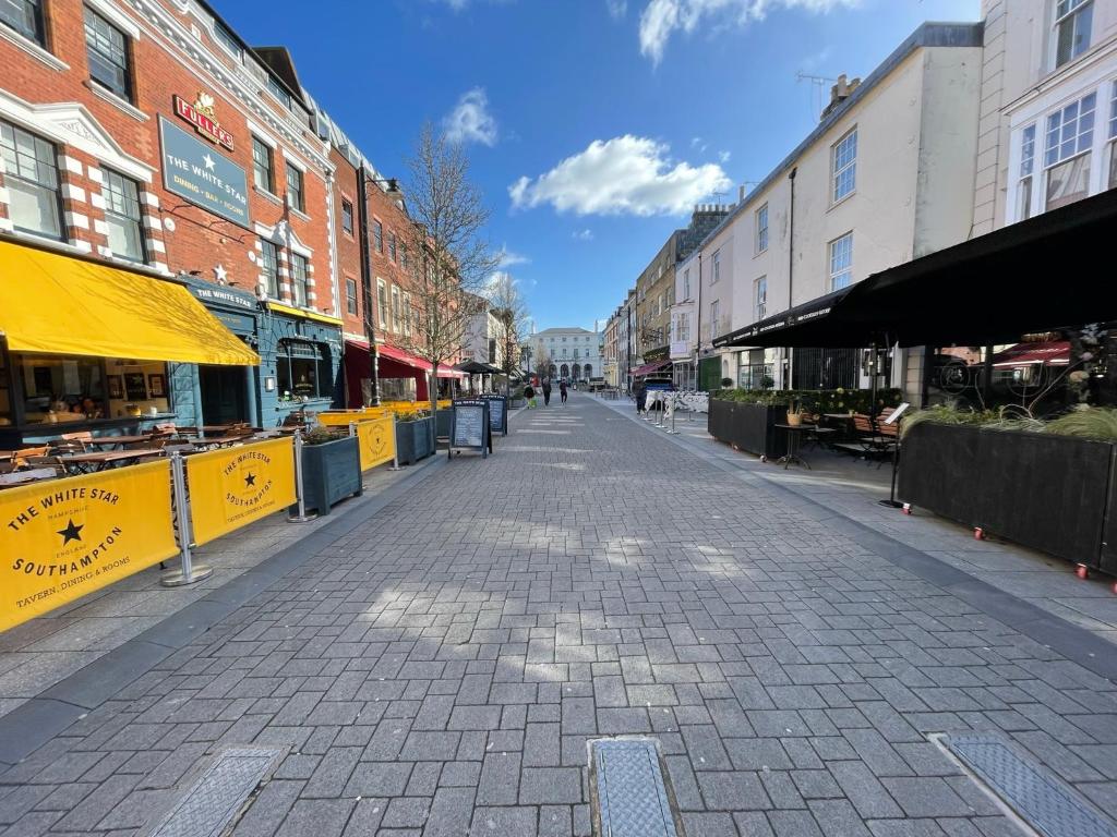 John Street Stays - Resim 16