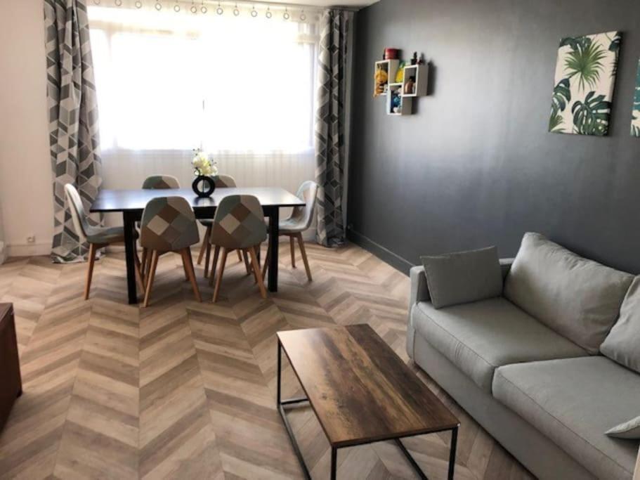 un salon avec un canapé et une table dans l'établissement bel appartement rénové et confortable, à Savigny-sur-Orge