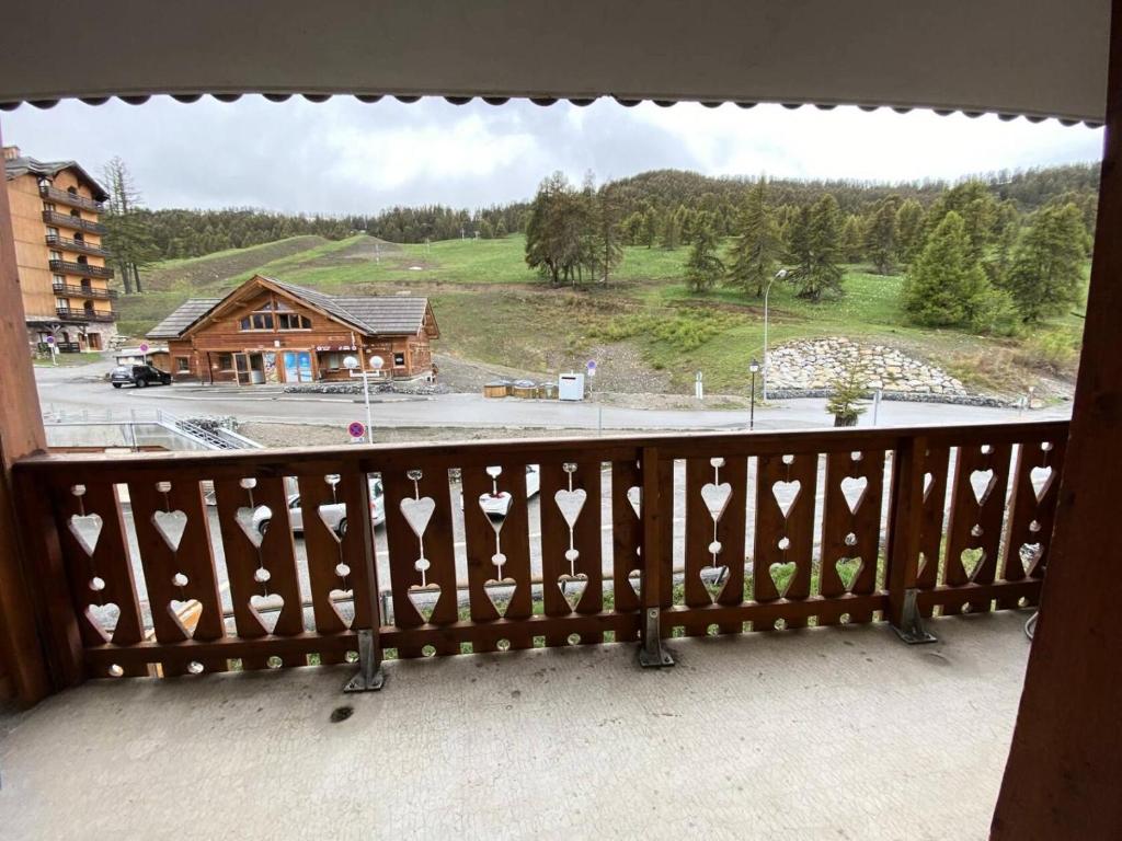 d'un balcon avec une fenêtre donnant sur une maison. dans l'établissement Résidence Antares - Joli T2 à Risoul près des pistes dans résidence avec piscine/spa MAE-3841, à Risoul