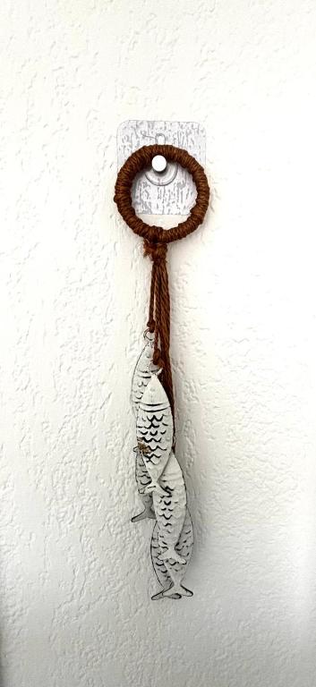 dessin d'une cravate suspendue à un mur dans l'établissement Un air de Venise, à Fréjus