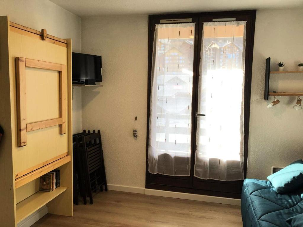 un salon avec une fenêtre et un canapé dans l'établissement Résidence Edelweiss - Joli studio 4 couchages plein centre et départ des pistes à 50m MAE-7041, à Risoul