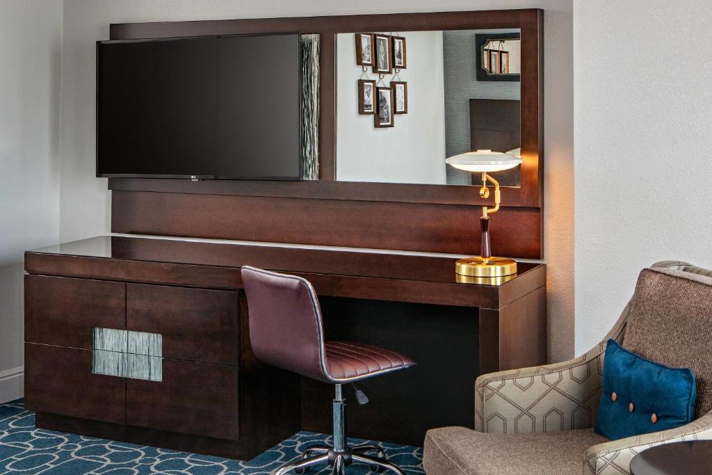 Hotel Adagio, Autograph Collection - Deluxe Queen Room