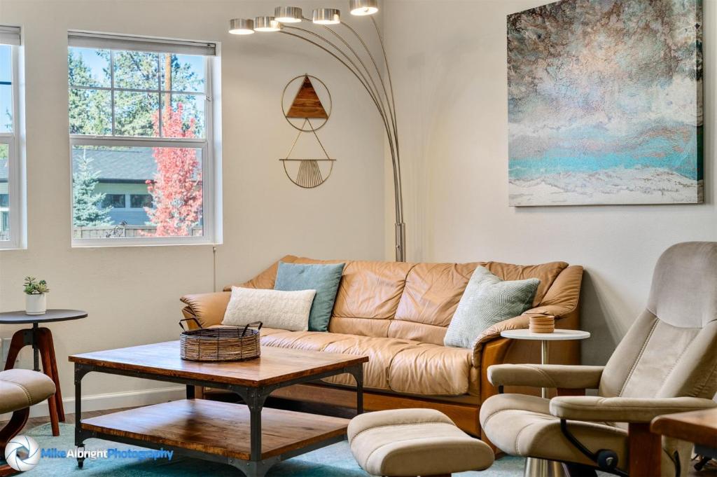 ベンドにあるBluebird Day - Raven Sky Bungalowのソファとテーブルのあるリビングルーム