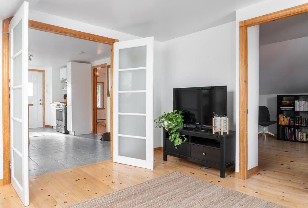 Телевизор и/или развлекательный центр в Bright and Lofty 2BR in Gatineau