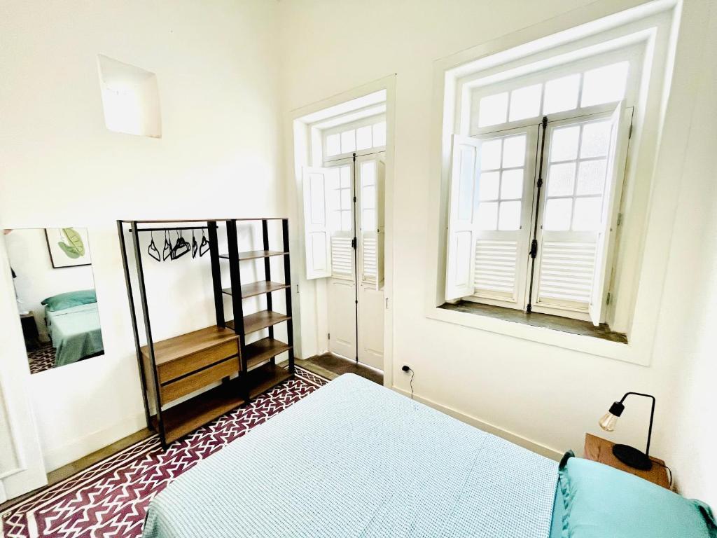 una camera da letto con un letto e uno specchio di Draper Startup House - Rio de Janeiro a Rio de Janeiro