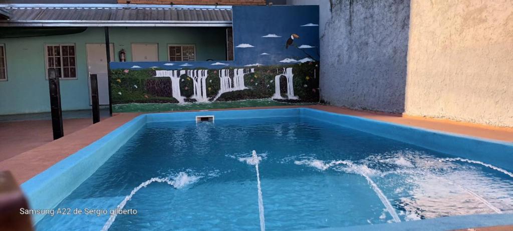 プエルトイグアスにあるjazmin_apart_iguazu_の建物の真ん中にあるプール