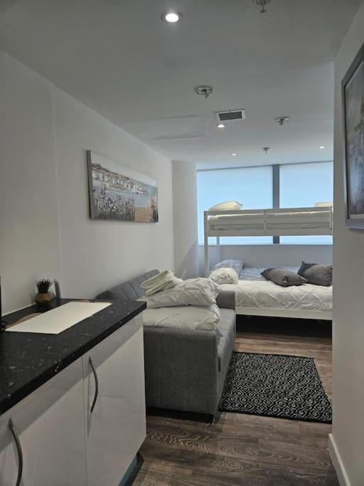 克罗伊登Small Studio for Group of 5 in Delta Croydon DPF3的带两张床的房间和带柜台的厨房