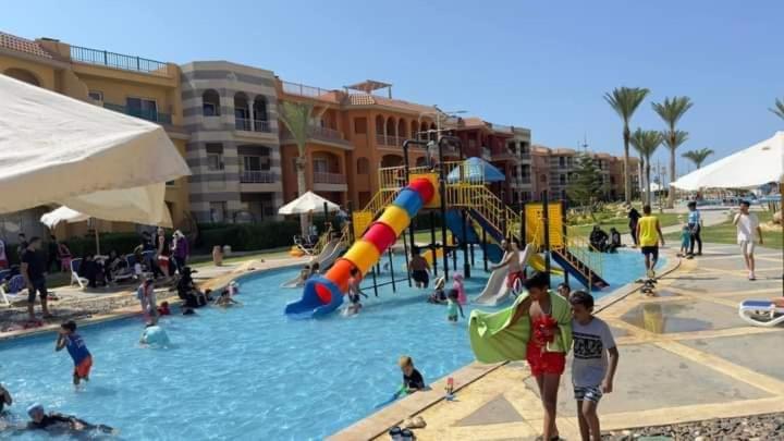 Bazén v ubytování PORTO MATROUH chalet families only nebo v jeho okolí