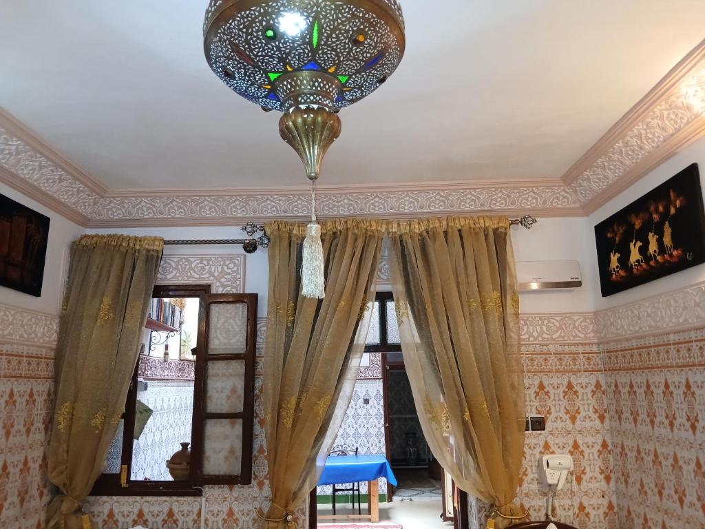 TV a/nebo společenská místnost v ubytování Dar Margot Marrakech