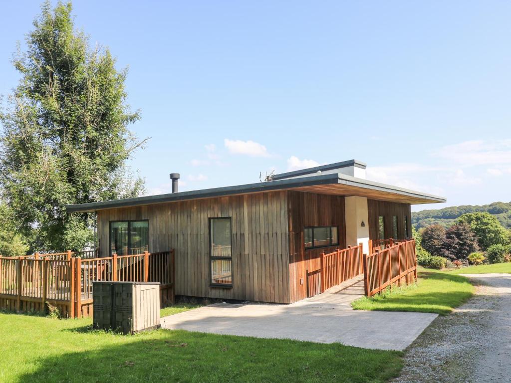 una casa con una valla delante en Ash, en Truro