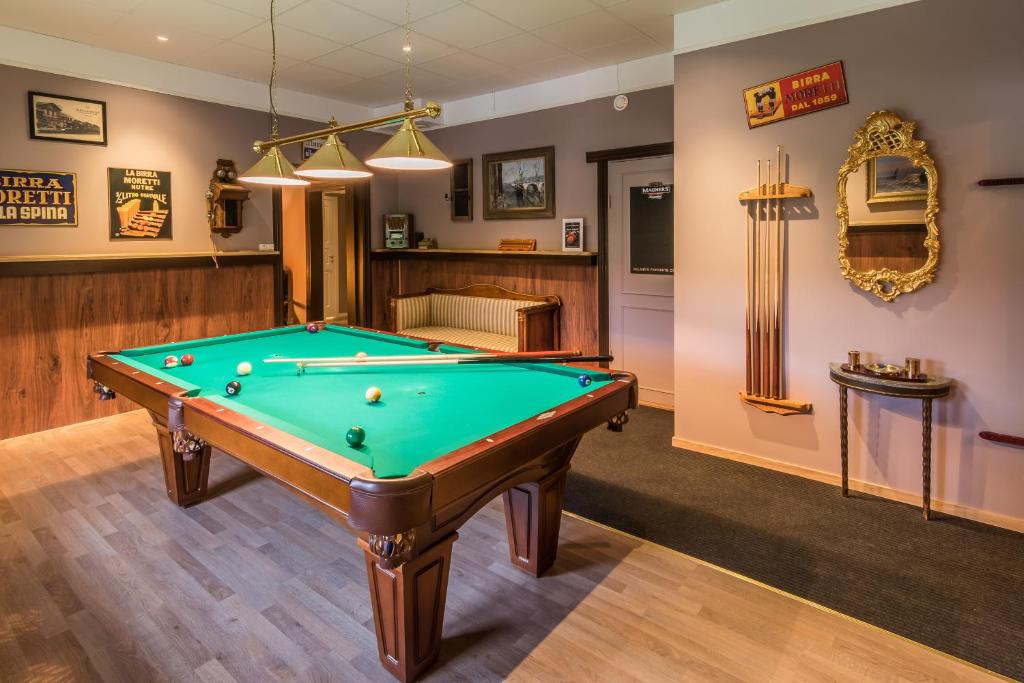 Biliár nebo kulečník v ubytování Skultuna Hotell & Konferens
