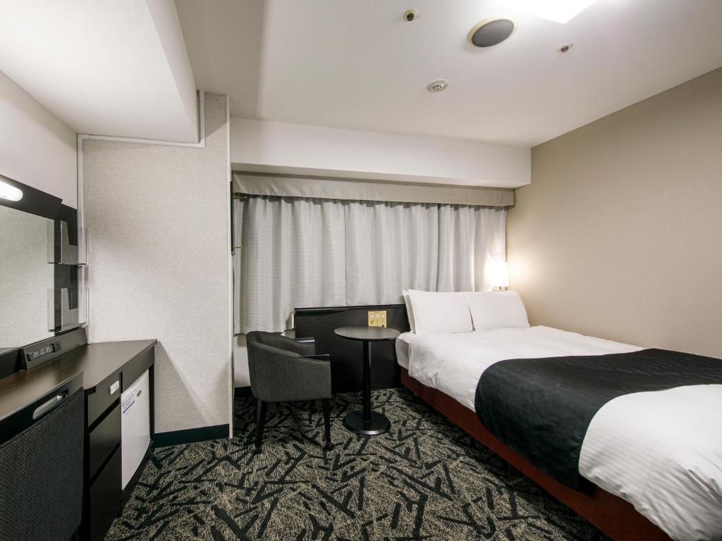 Postel nebo postele na pokoji v ubytování APA Hotel Nagoya Sakae Ekimae EXCELLENT