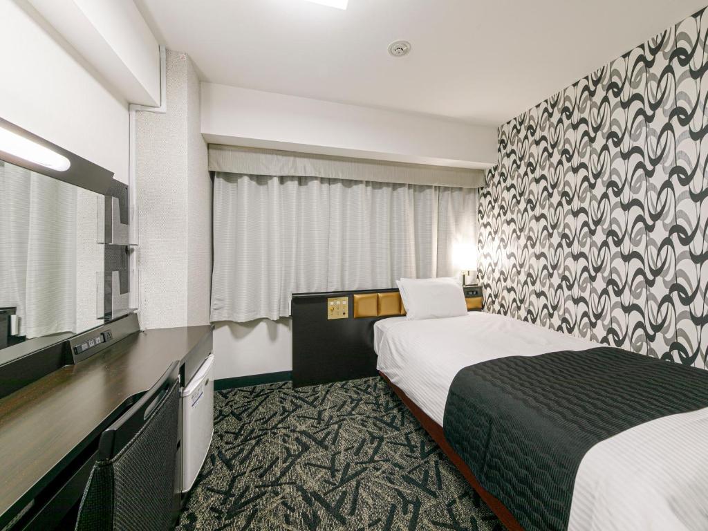 Postel nebo postele na pokoji v ubytování APA Hotel Nagoya Sakae Ekimae EXCELLENT