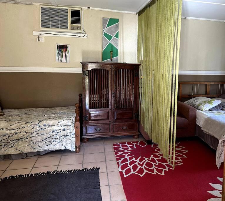 Charity Creek Retreat في Mount George: غرفة نوم فيها سرير وسرير أطفال