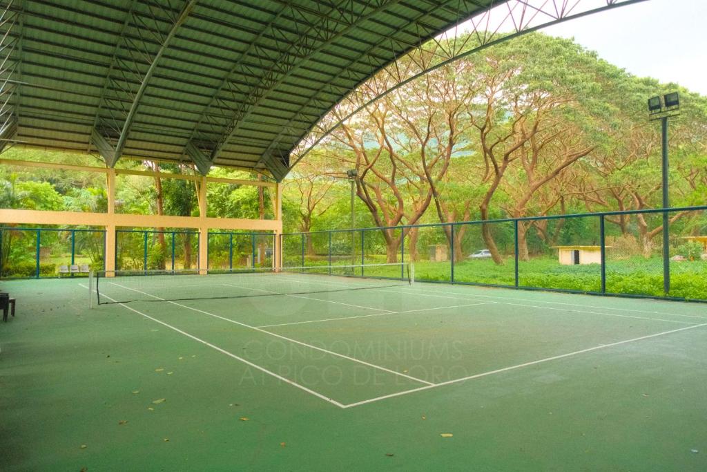Tennis- og/eða veggtennisaðstaða á PICO DE LORO Nearest to Pool JACANA Studio Units by SEE Condominiums eða í nágrenninu