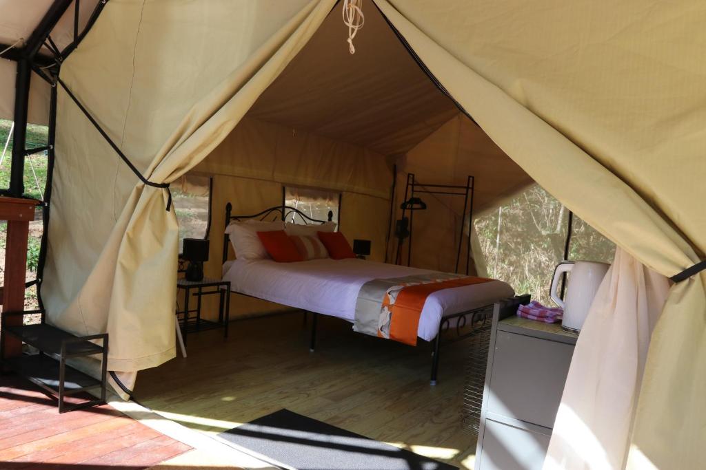 Postel nebo postele na pokoji v ubytování Creek Glamping Tent