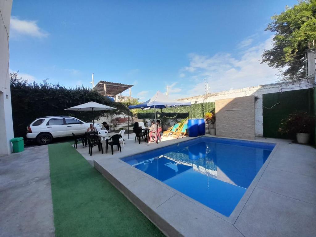 Bazén v ubytování HOSTAL SAN MARINO nebo v jeho okolí