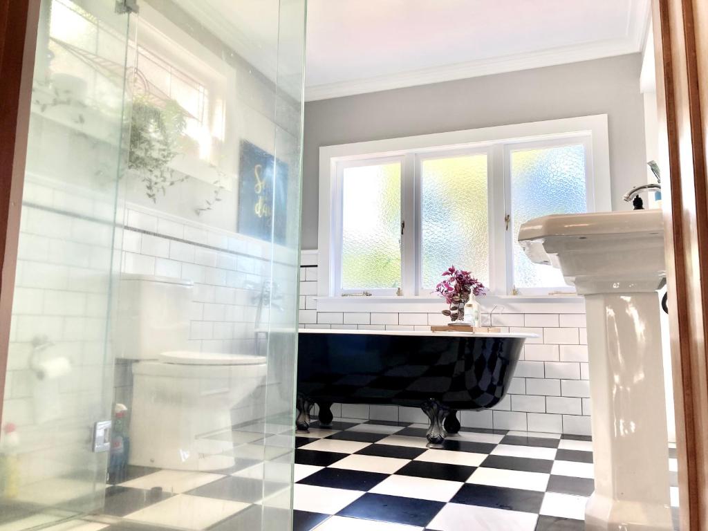 Spacious and Sunny Master Bedroom with shared bathrooms - Resim 1