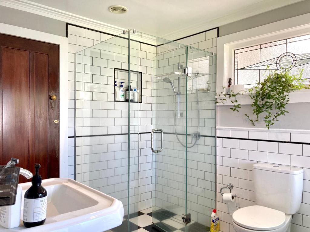 Spacious and Sunny Master Bedroom with shared bathrooms - Resim 21