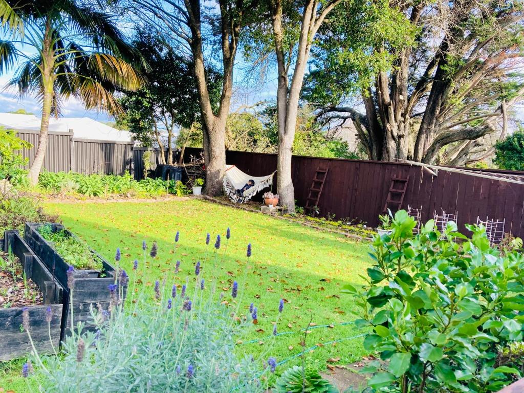 Spacious and Sunny Master Bedroom with shared bathrooms - Resim 30