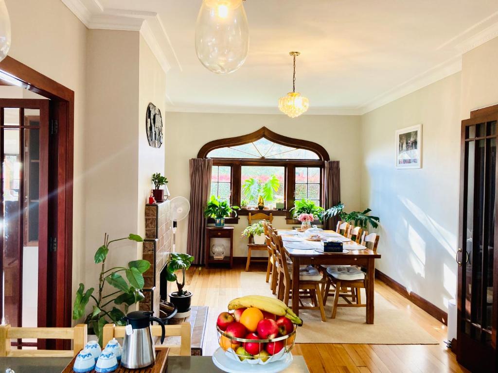 Spacious and Sunny Master Bedroom with shared bathrooms - Resim 18