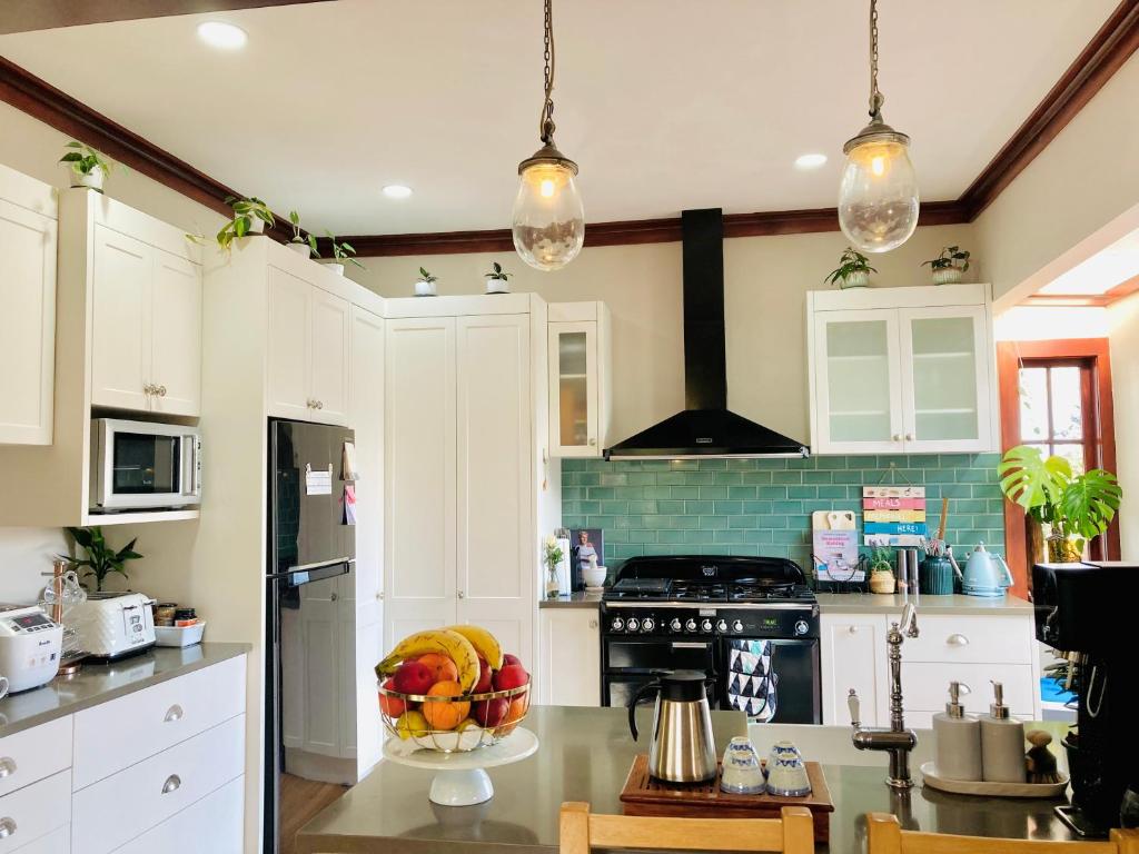 Spacious and Sunny Master Bedroom with shared bathrooms - Resim 20