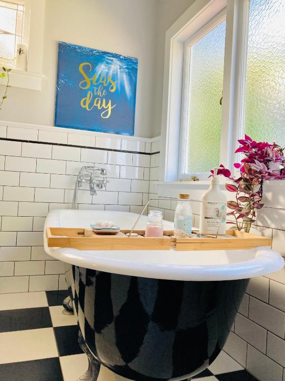 Spacious and Sunny Master Bedroom with shared bathrooms - Resim 23