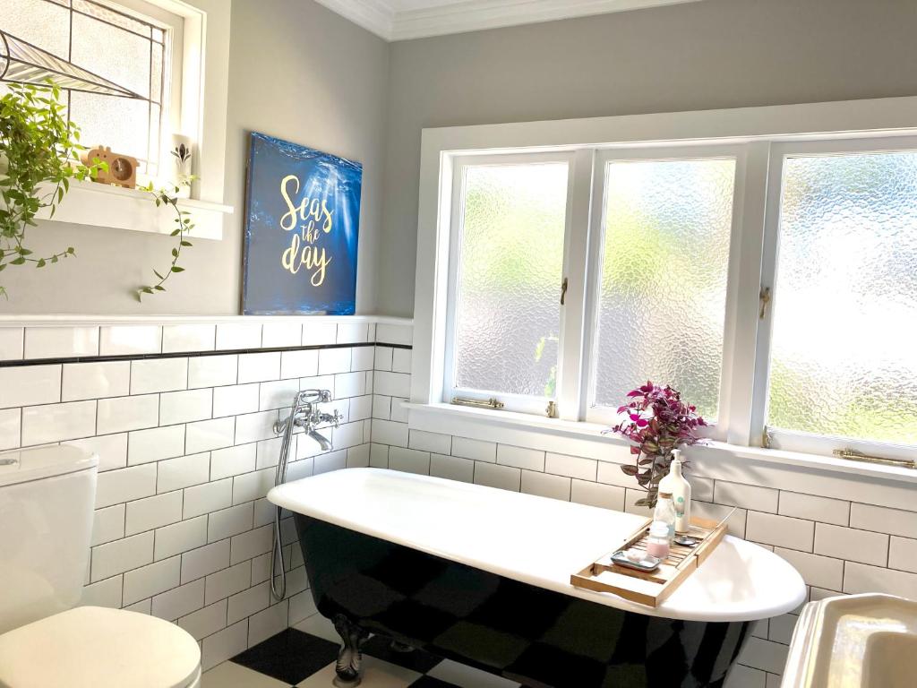 Spacious and Sunny Master Bedroom with shared bathrooms - Resim 22