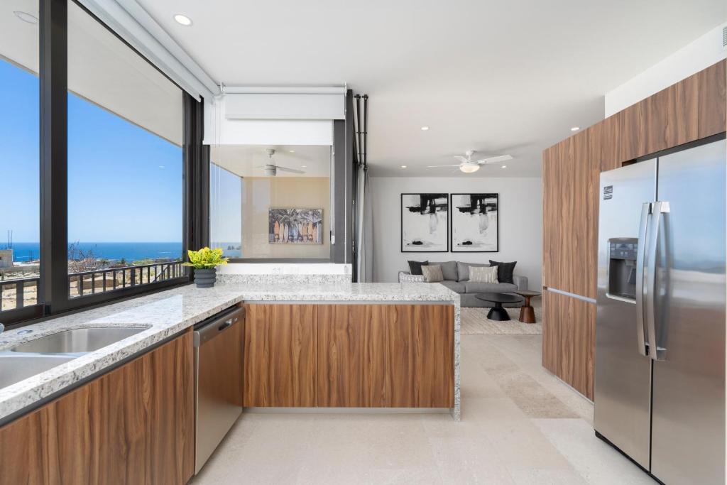 Ένα μπάνιο στο Private and heated POOL with ARCH VIEW new condo!