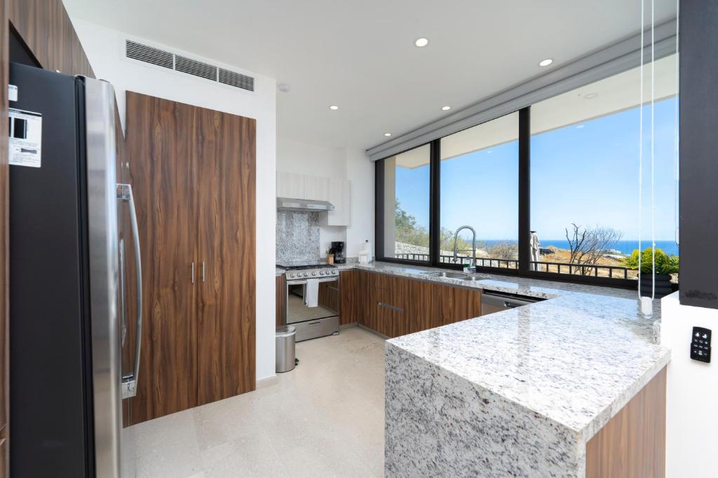 Φωτογραφία από το άλμπουμ του Private and heated POOL with ARCH VIEW new condo! σε El Pueblito