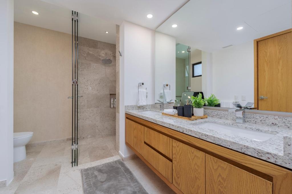 Ένα μπάνιο στο Private and heated POOL with ARCH VIEW new condo!