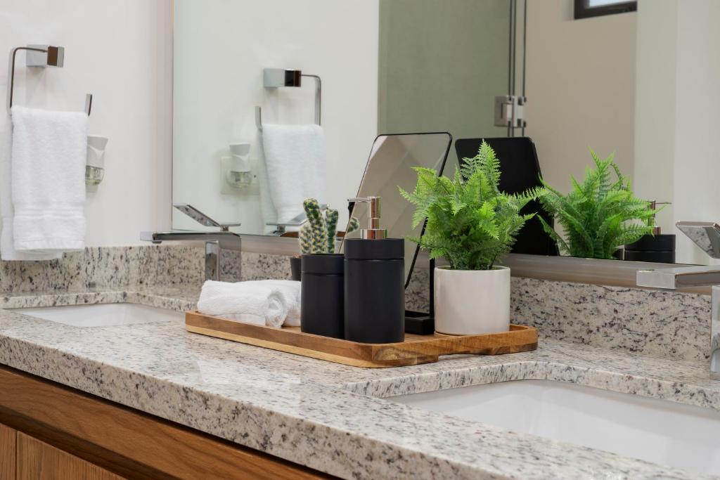 Φωτογραφία από το άλμπουμ του Private and heated POOL with ARCH VIEW new condo! σε El Pueblito