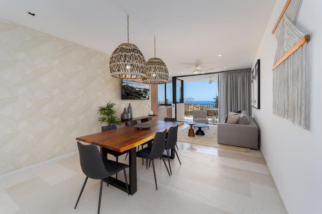 Χώρος καθιστικού στο Private and heated POOL with ARCH VIEW new condo!