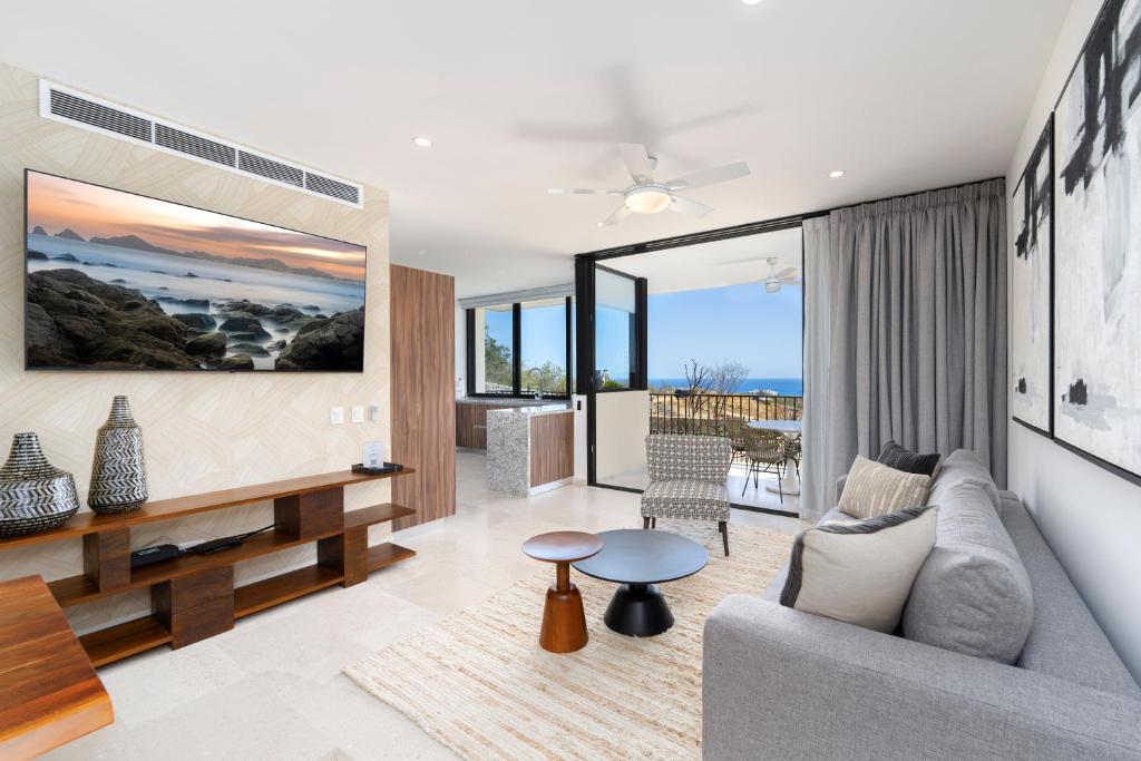Χώρος καθιστικού στο Private and heated POOL with ARCH VIEW new condo!