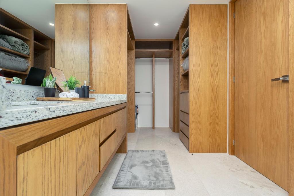 Η κουζίνα ή μικρή κουζίνα στο Private and heated POOL with ARCH VIEW new condo!