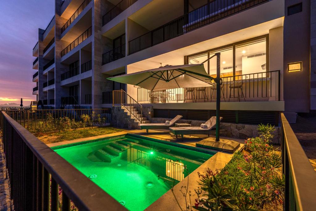 Πισίνα στο ή κοντά στο Private and heated POOL with ARCH VIEW new condo!