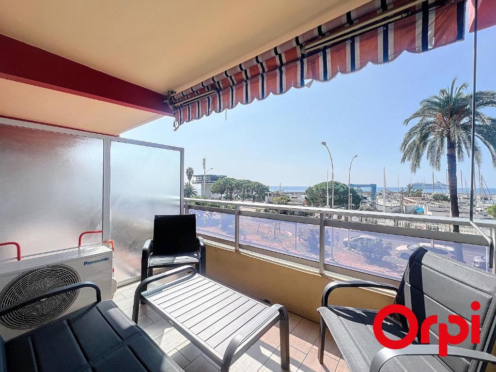 d'un balcon avec des chaises et une vue sur l'océan. dans l'établissement Studio rénové avec terrasse, climatisation et parking à Menton - FR-1-647-42, à Menton