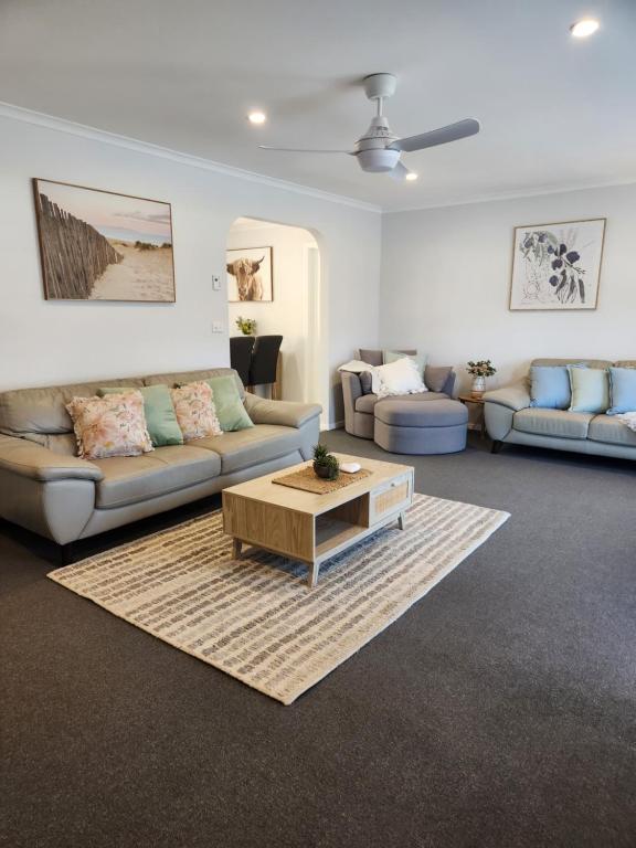 a living room with couches and a coffee table at Lbarza Charming & Convenient 3BR Home close to Hospitals & Sporting Grounds in Shepparton