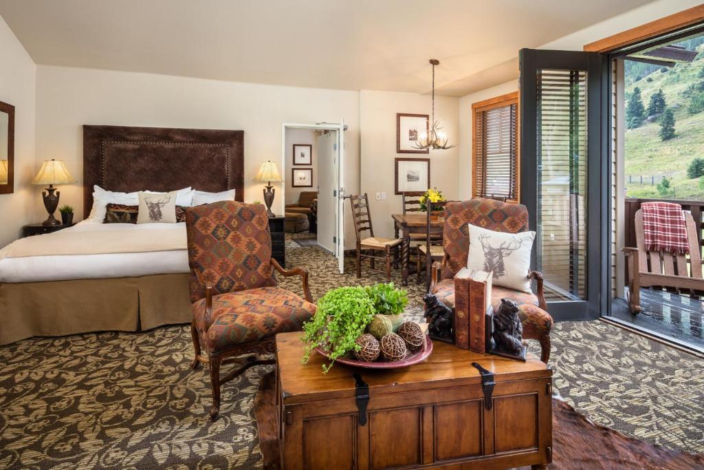 Postel nebo postele na pokoji v ubytování The Hotel Telluride