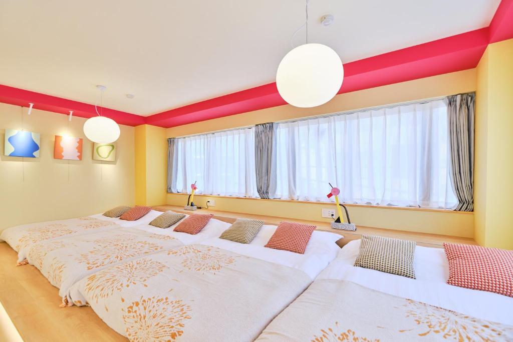 Postel nebo postele na pokoji v ubytování 寅ホテル 御徒町 TORA HOTEL Okachimachi