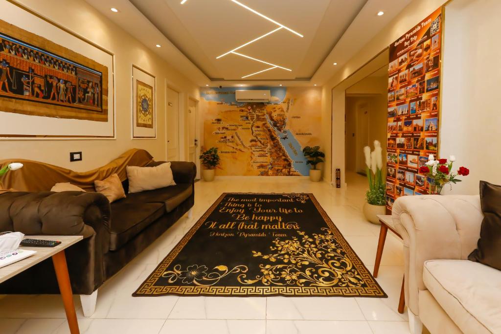 Ruang duduk di Horizon Pyramid View INN