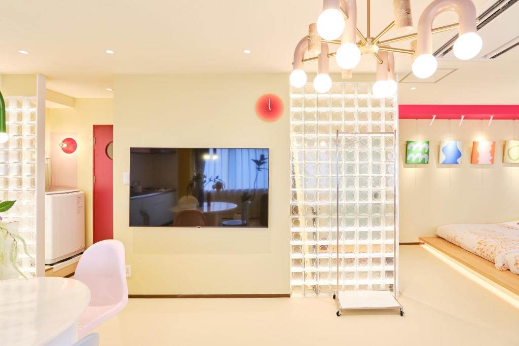 TV a/nebo společenská místnost v ubytování 寅ホテル 御徒町 TORA HOTEL Okachimachi