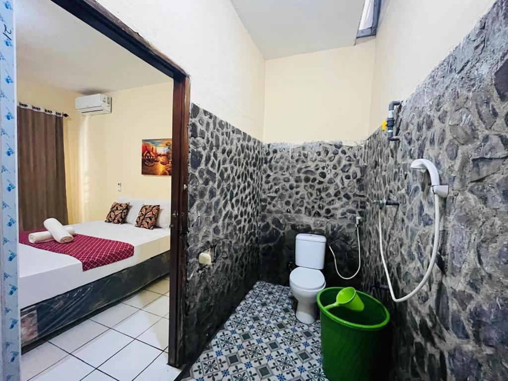 Habitación con baño con ducha y aseo. en Mawar Bungalow, en Gili Trawangan